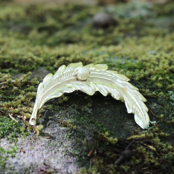 Jewelry - [5/$25] Feather Vintage Gold Tone Brooch Pin